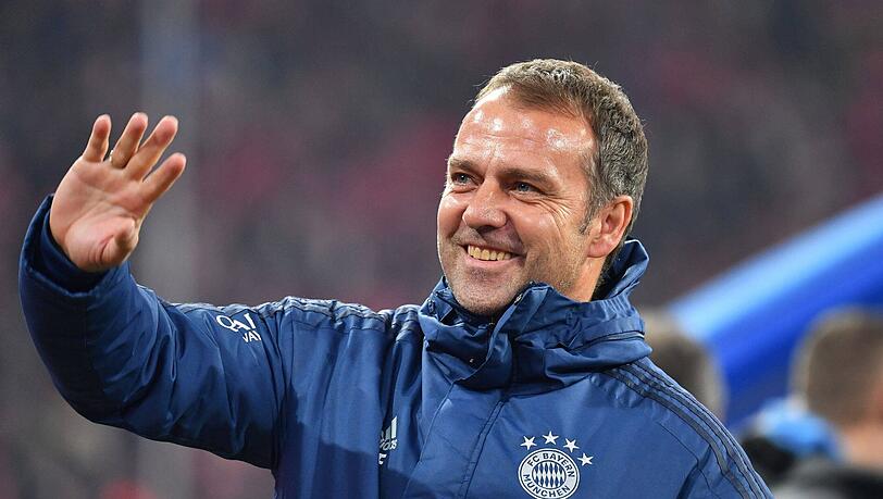 "Ich habe ihn noch nicht getestet", sagt Bayern-Trainer Flick über den Stift, den ihm Rummenigge zum 55. Geburtstag geschenkt hat. "Ich habe ihn noch nicht getestet", sagt Bayern-Trainer Flick über den Stift, den ihm Rummenigge zum 55. Geburtstag geschenkt hat.
