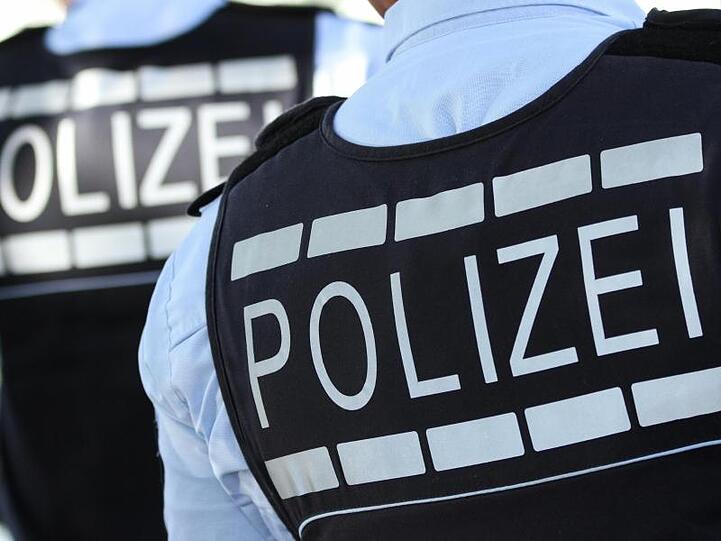 In Westen gekleidete Polizisten. Foto: Silas Stein/dpa/Archivbild