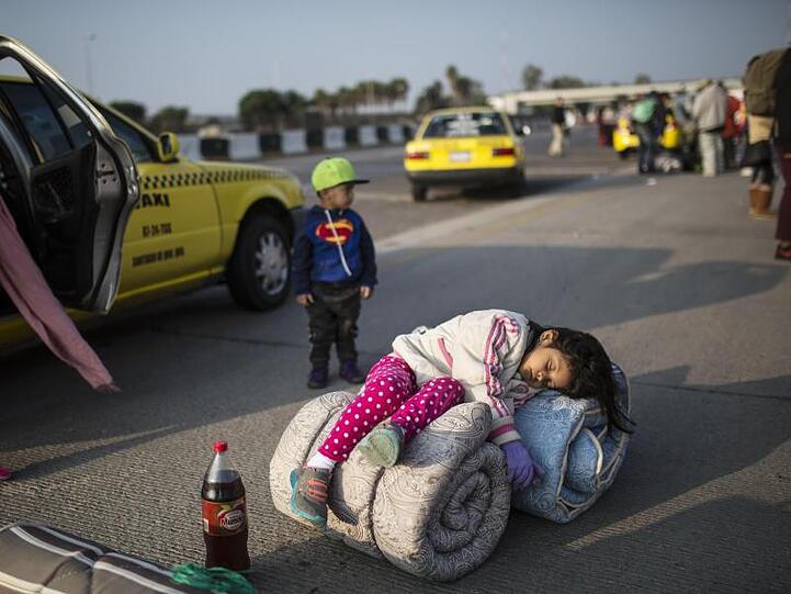 Zu Fuß, per Taxi oder mit dem Laster: Tausende Migranten sind weiter in Mexiko unterwegs und wollen irgendwie weiter Richtung USA. Das ist anstrengend, besonders für die Kinder im Treck.