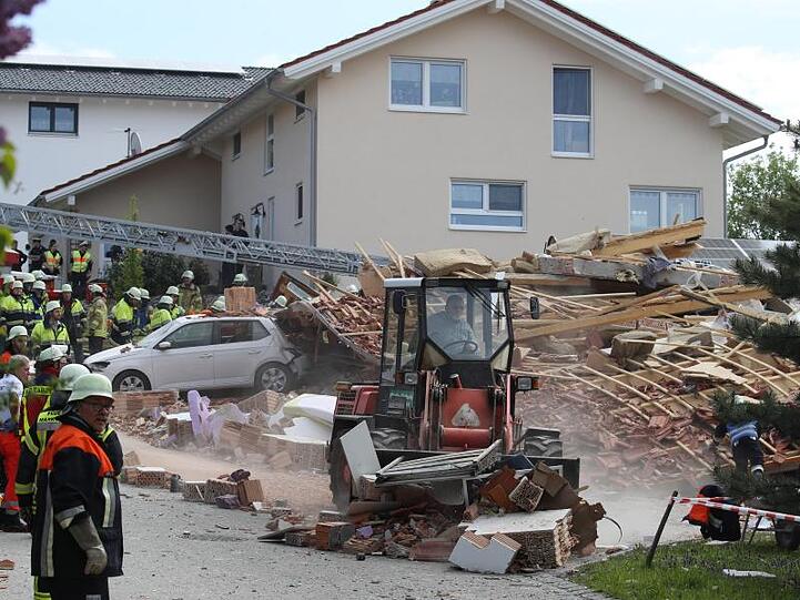 Einsatzkräfte räumen an einem zerstörten Haus Schutt beiseite. Foto: Karl-Josef Hildenbrand/dpa/Archivbild