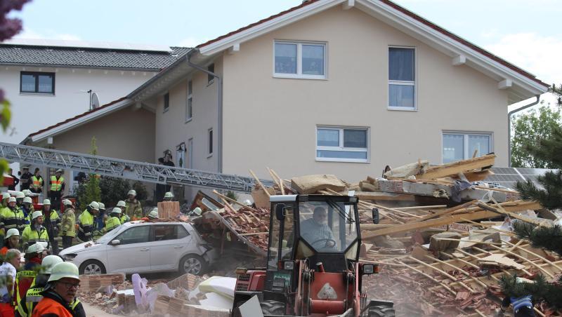 Einsatzkräfte räumen an einem zerstörten Haus Schutt beiseite. Foto: Karl-Josef Hildenbrand/dpa/Archivbild Einsatzkräfte räumen an einem zerstörten Haus Schutt beiseite. Foto: Karl-Josef Hildenbrand/dpa/Archivbild