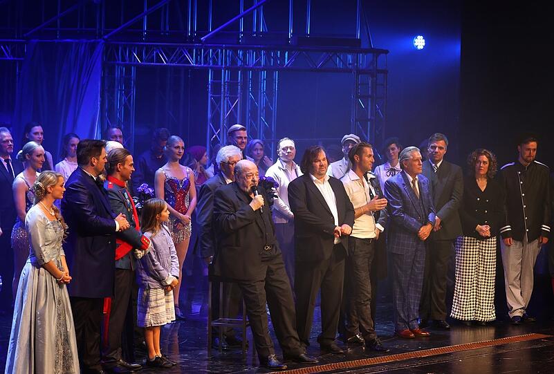Komponist Ralph Siegel (M) sitzt nach der Weltpremiere des Musicals "Zeppelin" beim Schlussapplaus auf der Bühne.