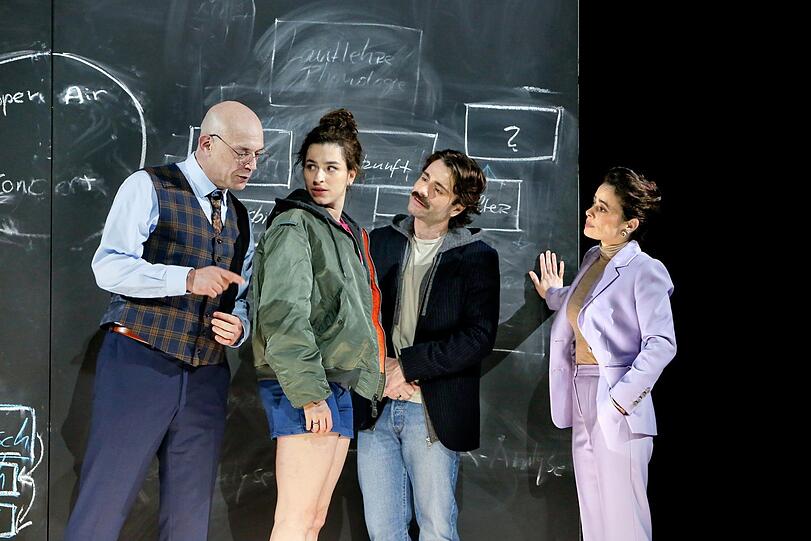 Von links: Robert Doelle (Pygmalion), Anna Bardavelidze (Liza), Florian Jahr und Maya Haddad.