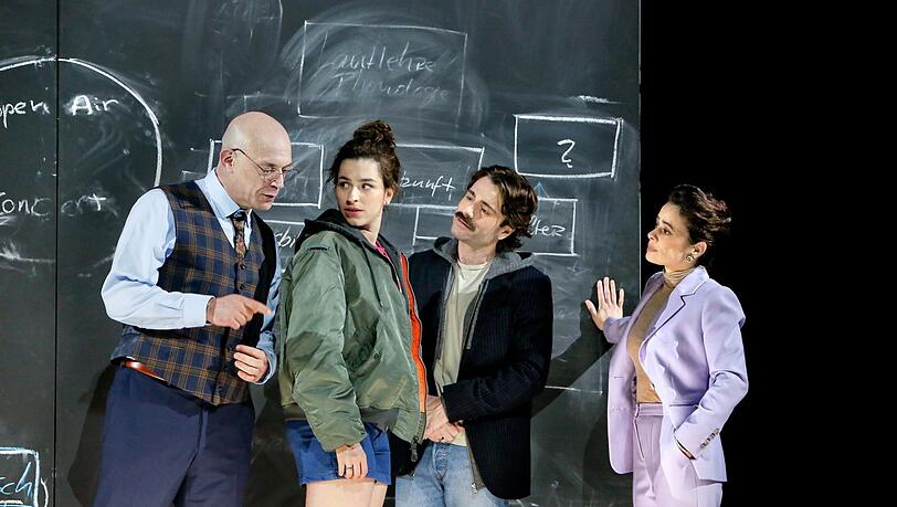 Von links: Robert Doelle (Pygmalion), Anna Bardavelidze (Liza), Florian Jahr und Maya Haddad. Von links: Robert Doelle (Pygmalion), Anna Bardavelidze (Liza), Florian Jahr und Maya Haddad.