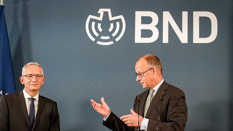 Kanzler Friedrich Merz (CDU) hat dem neuen Pr&auml;sidenten des Bundesnachrichtendienstes, Martin J&auml;ger, bei der Amts&uuml;bergabe einiges ins Auftragsbuch geschrieben. (Archivbild)