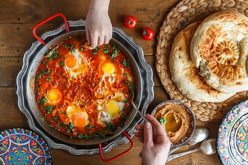 Am Wochenende darf es gern etwas aufwendiger sein? Dann probieren Sie ein eiwei&szlig;reiches Shakshuka mit Feta. Daf&uuml;r eine Zwiebel und zwei Knoblauchzehen sch&auml;len, klein schneiden und in etwas Oliven&ouml;l anbraten. Anschlie&szlig;end gehackte Tomaten oder eine 400-Gramm-Dose sowie eine klein geschnittene rote Paprika dazugeben.