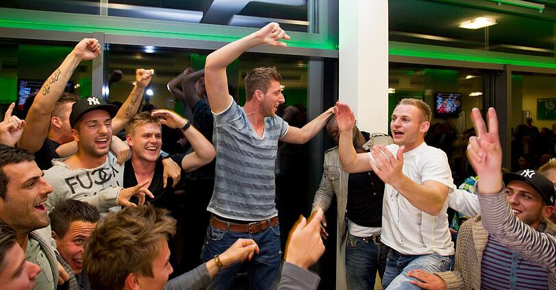 In der nächsten Saison spielen die Franken von der SpVgg Greuther Fürth in der ersten Liga - wenn das kein Grund zum Feiern ist! Dank dem 2:1 Sieg von Dynamo Dresden gegen Fortuna Düsseldorf ist dem Spitzenreiter ein Tabellenplatz ganz vorne jetzt gewiss.