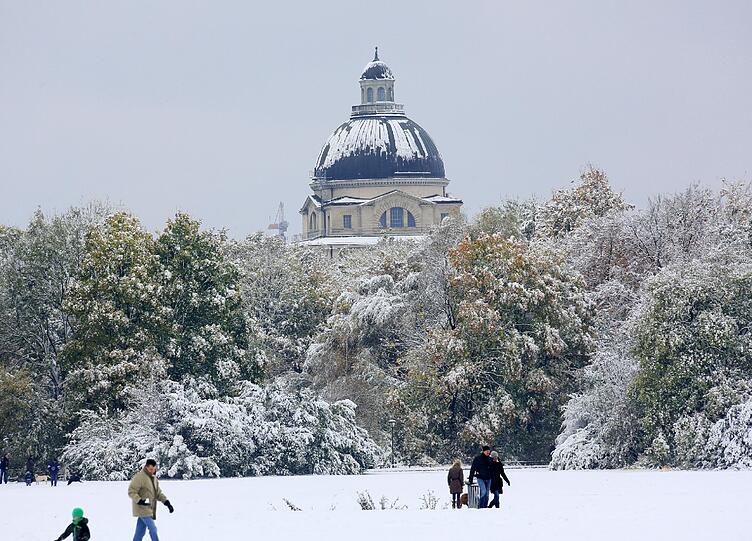 Der eingeschneite Englische Garten: Ein Winteridyll in München.