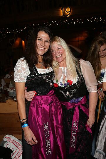 Marion Kiechle und Monika Strobl-Klein im Weinzelt.