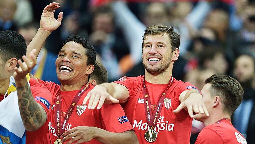 Grzegorz Krychowiak (m) und Carlos Bacca (l) vom FC Sevilla im Freudentaumel Grzegorz Krychowiak (m) und Carlos Bacca (l) vom FC Sevilla im Freudentaumel