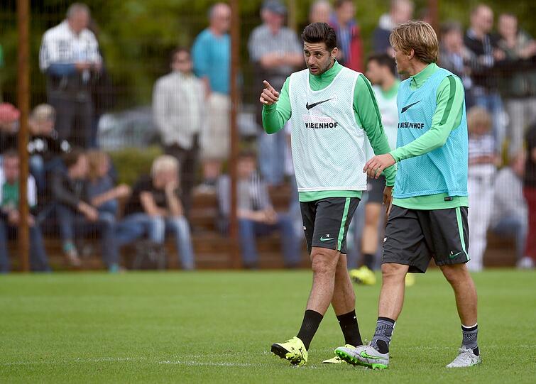 Claudio Pizarro (l) spricht mit Clemens Fritz am Weserstadion in Bremen bei seinem ersten Training.