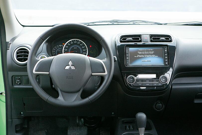 Modern gestaltet, aber viel Hartplastik an Bord: das Cockpit des Mitsubishi Space Star.