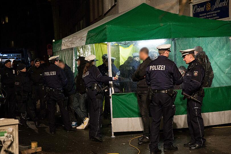 Am Samstagabend haben mehrere Hundert Polizisten im Düsseldorfer Nordafrikaner-Viertel Maghreb mehr als sechs Stunden lang Personen kontrolliert und Räume durchsucht.