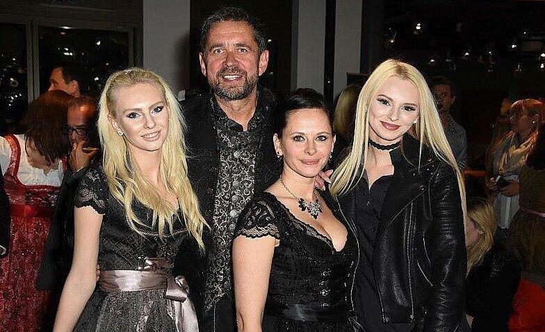 Emily Habermeier, Trachtenwahnsinn-Chef Manfred May mit Freundin Dagmar Habermeier und deren Tochter Tabea Habermeier