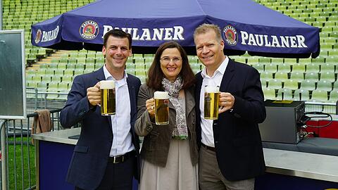 Wilfried Hohenwarter (l.) von Arena One Gastronomie GmbH, Marion Schöne (m.), Geschäftsführerin des Olympiaparks und Andreas Steinfatt, Geschäftsführer von Paulaner.