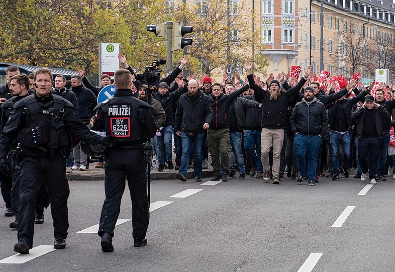 Die Fans des FC Bayern versammelten sich am Vormittag am Sendlinger Tor und reisten von dort aus weiter zum Wettersteinplatz.