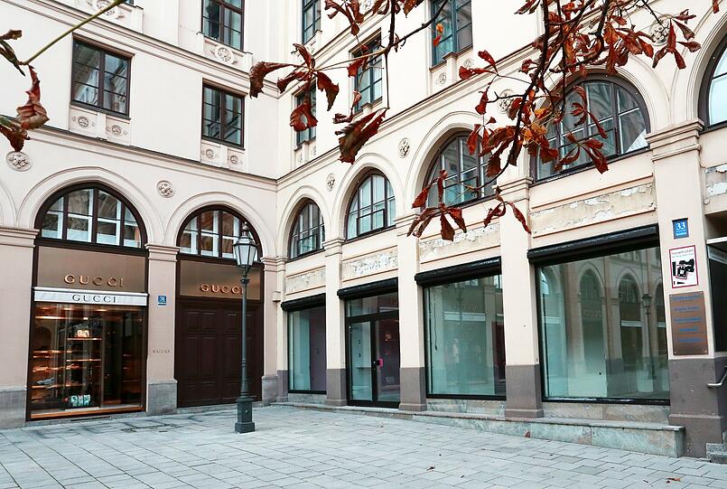 2016: Ein Haus weiter in die Maximilianstraße 33, neben Gucci (wo das Roma früher war), zieht das Kult-Café wieder ein.