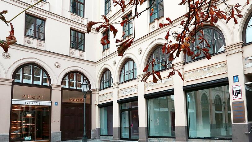 2016: Ein Haus weiter in die Maximilianstraße 33, neben Gucci (wo das Roma früher war), zieht das Kult-Café wieder ein. 2016: Ein Haus weiter in die Maximilianstraße 33, neben Gucci (wo das Roma früher war), zieht das Kult-Café wieder ein.