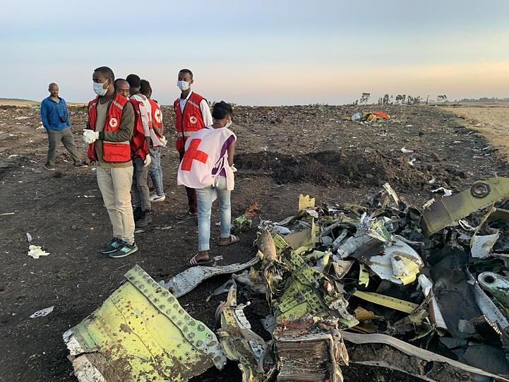 Rettungskräfte arbeiten an der Absturzstelle des Fluges 302 der Ethiopian Airlines südlich von Addis Abeba.