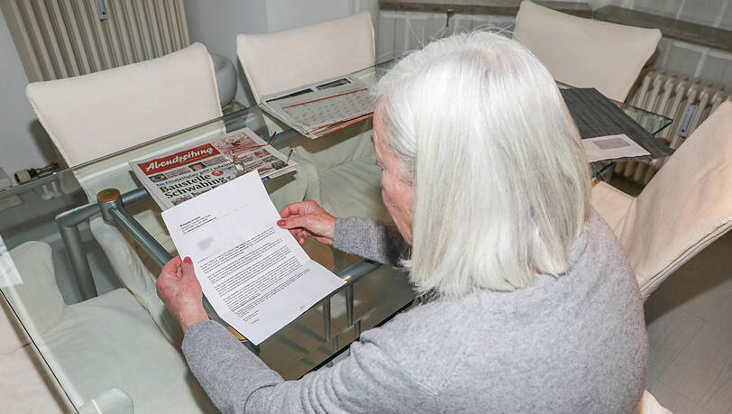 Die 75-Jährige aus München glaubt kein Wort von dem, was ihr in dem Brief versprochen wird – ein angebliches Millionenerbe.