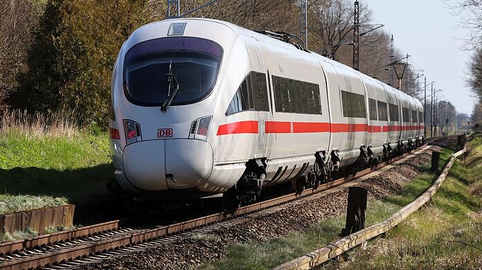 Der geplante Bahnstreik ist abgewendet worden: Die Deutsche Bahn und die Eisenbahn- und Verkehrsgewerkschaft stimmten vor dem Arbeitsgericht in Frankfurt am Main einem Vergleich zu.