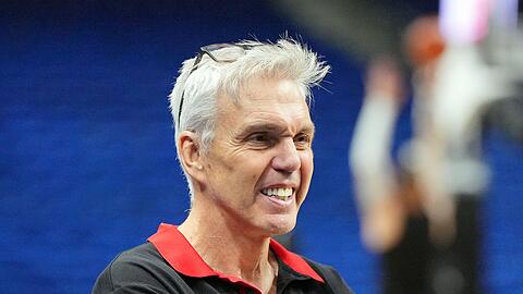 Deutschlands Trainer Gordon Herbert lacht während des Trainings.