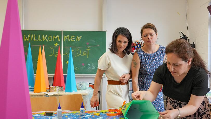 Annalena Baerbock besucht ein Eltern-Kind-Zentrum in  Potsdam. Sie fordert, finanziell schwächere Familien bei der Ausstattung mit Schulmaterial  nicht im Stich zu lassen.