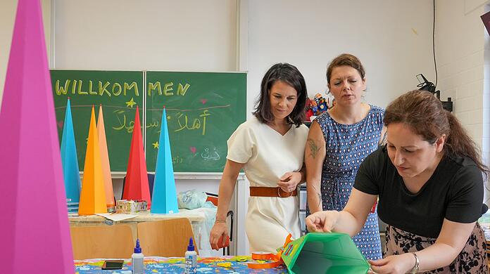 Annalena Baerbock besucht ein Eltern-Kind-Zentrum in  Potsdam. Sie fordert, finanziell schwächere Familien bei der Ausstattung mit Schulmaterial  nicht im Stich zu lassen.