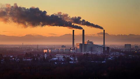 Blick von Nordwesten auf das Heizwerk Nord mit den Bergen im S&uuml;den.
