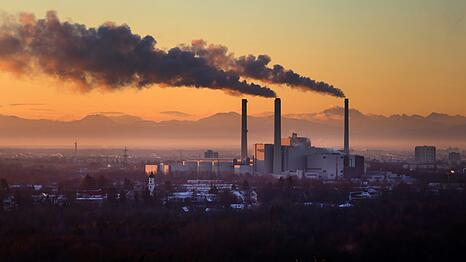 Blick von Nordwesten auf das Heizwerk Nord mit den Bergen im S&uuml;den.