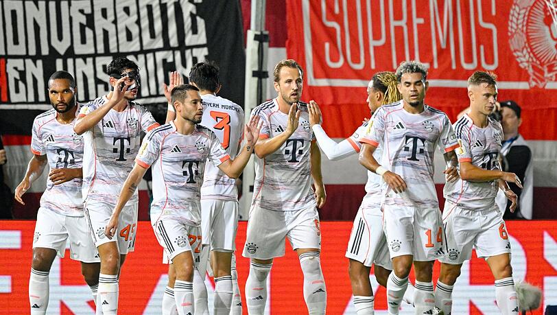 Harry Kane (M) und seine M&uuml;nchner testen im Sommer beim SV Wehen Wiesbaden. (Archivbild)