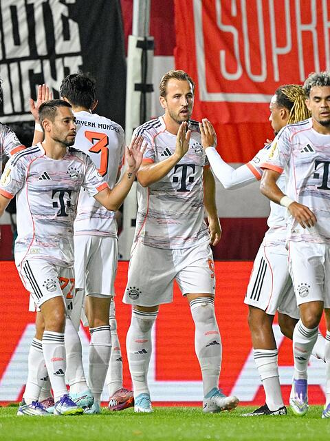 Harry Kane (M) und seine M&uuml;nchner testen im Sommer beim SV Wehen Wiesbaden. (Archivbild)