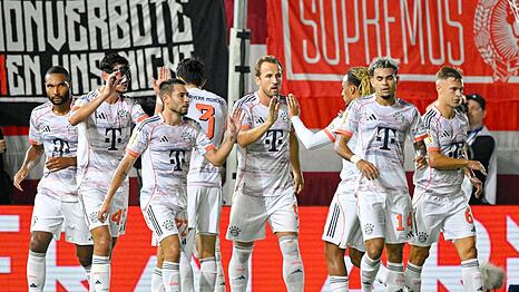 Harry Kane (M) und seine M&uuml;nchner testen im Sommer beim SV Wehen Wiesbaden. (Archivbild)