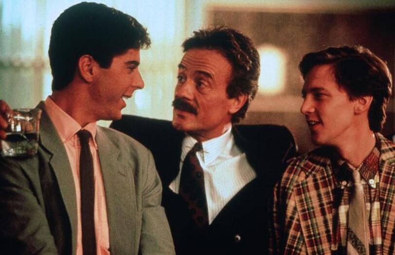 Richards (Jonathann Silverman, links) und Larrys (Andrew McCarthy, rechts) Chef Bernie Lomax (Terry Kiser) macht gute Miene zum bösen Spiel. Richards (Jonathann Silverman, links) und Larrys (Andrew McCarthy, rechts) Chef Bernie Lomax (Terry Kiser) macht gute Miene zum bösen Spiel.