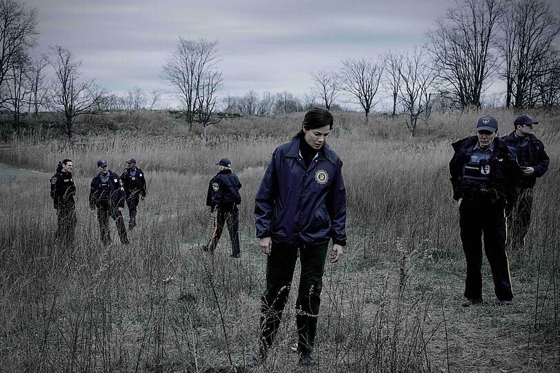 Ermittlerin Amanda Beck (Michelle Monaghan) sucht mit ihrem Team nach Spuren des vermissten Kindes. Für die Netflix-Verfilmung wurde der Romanstoff von der englischen Provinz in den Ostküsten-Bundesstaat New Jersey und die USA verlegt. Ermittlerin Amanda Beck (Michelle Monaghan) sucht mit ihrem Team nach Spuren des vermissten Kindes. Für die Netflix-Verfilmung wurde der Romanstoff von der englischen Provinz in den Ostküsten-Bundesstaat New Jersey und die USA verlegt.