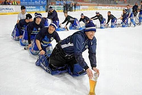 Tatzelwurm bei der Siegesfeier: Die EHC-Cracks angeführt von Keeper Joe Vollmer.