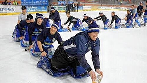 Tatzelwurm bei der Siegesfeier: Die EHC-Cracks angeführt von Keeper Joe Vollmer. Tatzelwurm bei der Siegesfeier: Die EHC-Cracks angeführt von Keeper Joe Vollmer.
