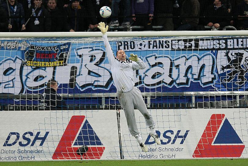 GABOR KIRALY: Durch seinen 20. Saisoneinsatz (zwei im Pokal) verlängert sich sein Vertrag bis 2013. Der Ungar bewies diesmal, dass er immer noch einer der Besseren der Liga. Starkes Spiel - Note 2.