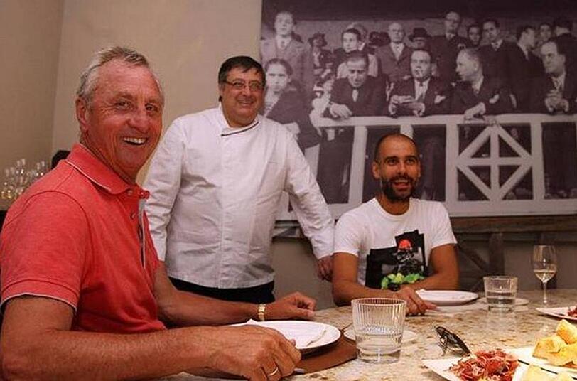 Johan Cruyff (l.) und Pep Guardiola (r.) beim Mittagessen in Barcelona am 13. Juni 2013.