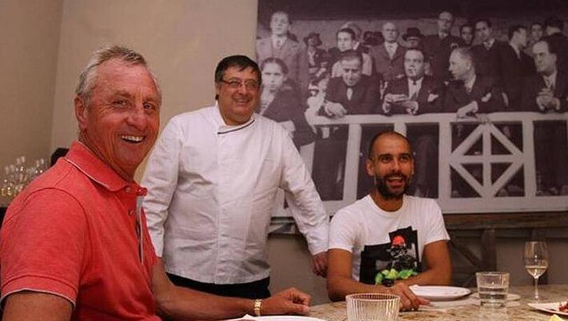 Johan Cruyff (l.) und Pep Guardiola (r.) beim Mittagessen in Barcelona am 13. Juni 2013. Johan Cruyff (l.) und Pep Guardiola (r.) beim Mittagessen in Barcelona am 13. Juni 2013.