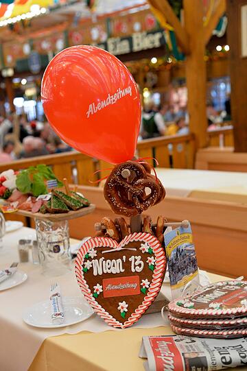 Liebevoll dekoriert: Der AZ-Wiesn-Stammtisch 2013.