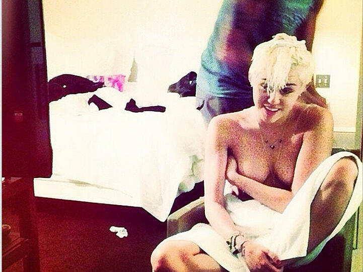 Miley Cyrus lässt sich die Haare schneiden - nackt