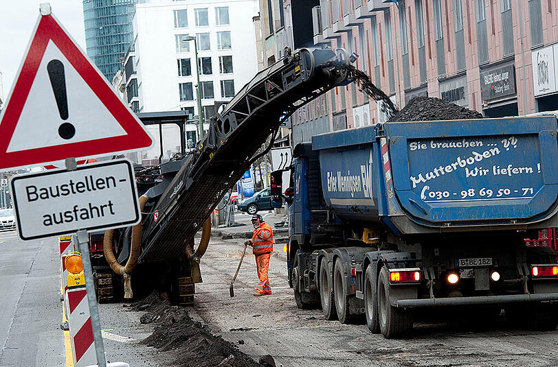 Der Anhänger auf der Baustelle war viel zu schwer beladen - um knapp 50%! Zudem transportierte er Gefahrgut. (Archivbild)
