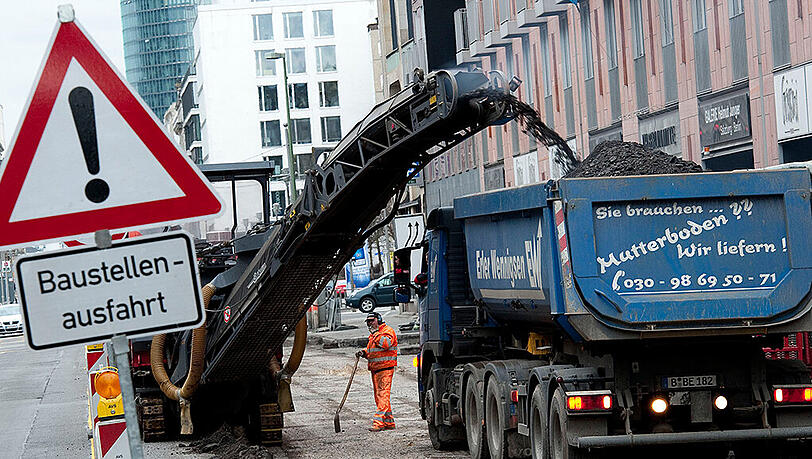 Der Anhänger auf der Baustelle war viel zu schwer beladen - um knapp 50%! Zudem transportierte er Gefahrgut. (Archivbild) Der Anhänger auf der Baustelle war viel zu schwer beladen - um knapp 50%! Zudem transportierte er Gefahrgut. (Archivbild)