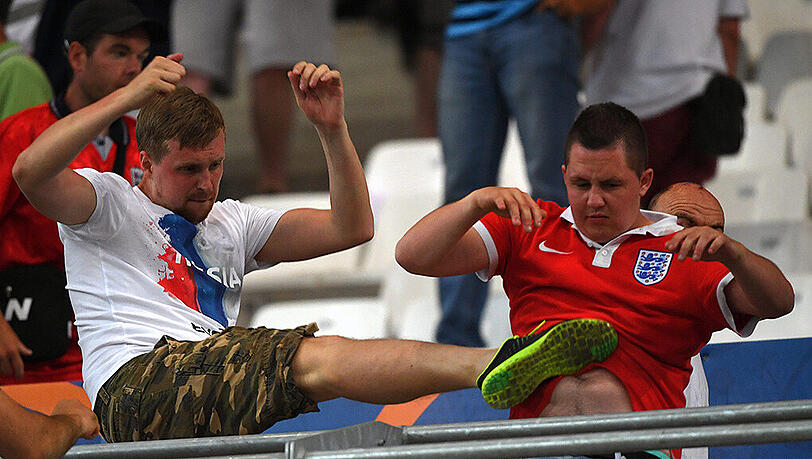 Vor und nach dem Spiel zwischen Russland und England kam es zu erheblichen Ausschreitungen zwischen Hooligans beider Lager. Vor und nach dem Spiel zwischen Russland und England kam es zu erheblichen Ausschreitungen zwischen Hooligans beider Lager.