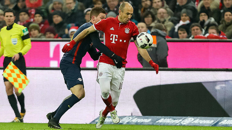 Arjen Robben im Duell mit dem Leipziger Marcel Halstenberg (links).