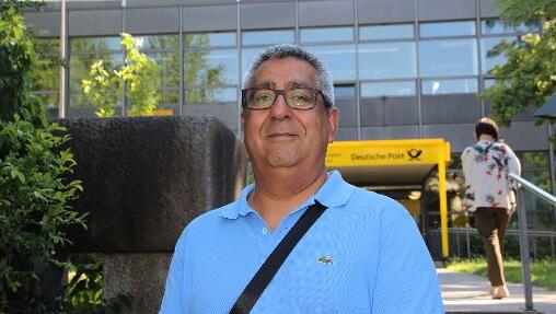 Julio Gaudio arbeitet seit 25 Jahren für die Post. Ob er im Ruhestand noch in Deutschland bleiben kann, weiß er noch nicht. Julio Gaudio arbeitet seit 25 Jahren für die Post. Ob er im Ruhestand noch in Deutschland bleiben kann, weiß er noch nicht.