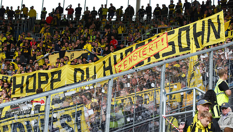 Gegen Dietmar Hopp: Beleidigungen aus dem Dortmunder Fanblock. Gegen Dietmar Hopp: Beleidigungen aus dem Dortmunder Fanblock.