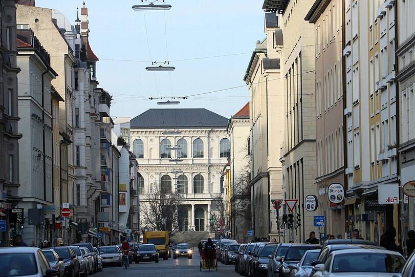 Amalienstraße mit Blick auf die Kunstakademie.