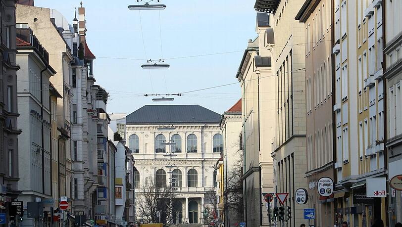 Amalienstraße mit Blick auf die Kunstakademie. Amalienstraße mit Blick auf die Kunstakademie.